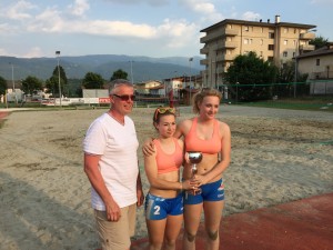 I Campioni Provinciali di Beach Volley 2015, Andrea Milani e Leonardo Salzano (Pallavolo Belluno), premiati dal presidente provinciale FIPAV, Mario Bez